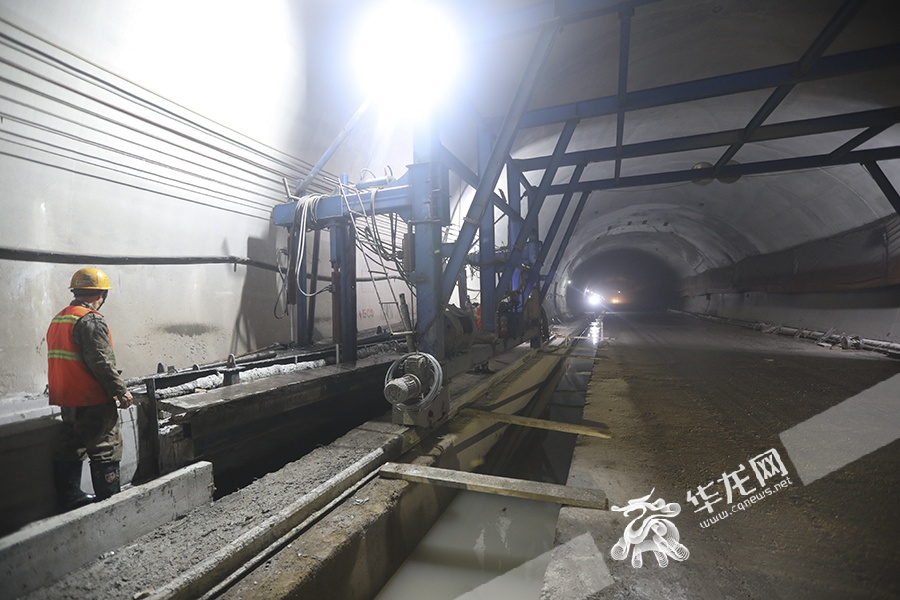 土主隧道右线顺利贯通明年有望全线通车