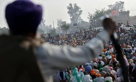 印度农民抗议。图源：《卫报》