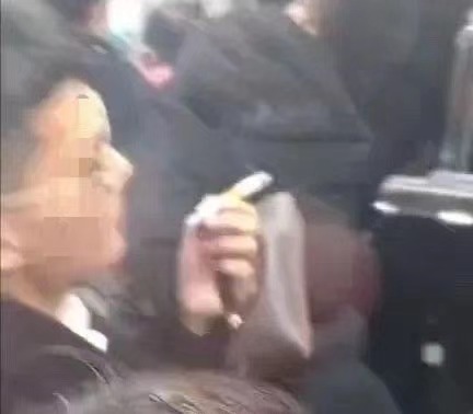 男子在上海地铁车厢连抽带点3支烟被行拘:我压力大