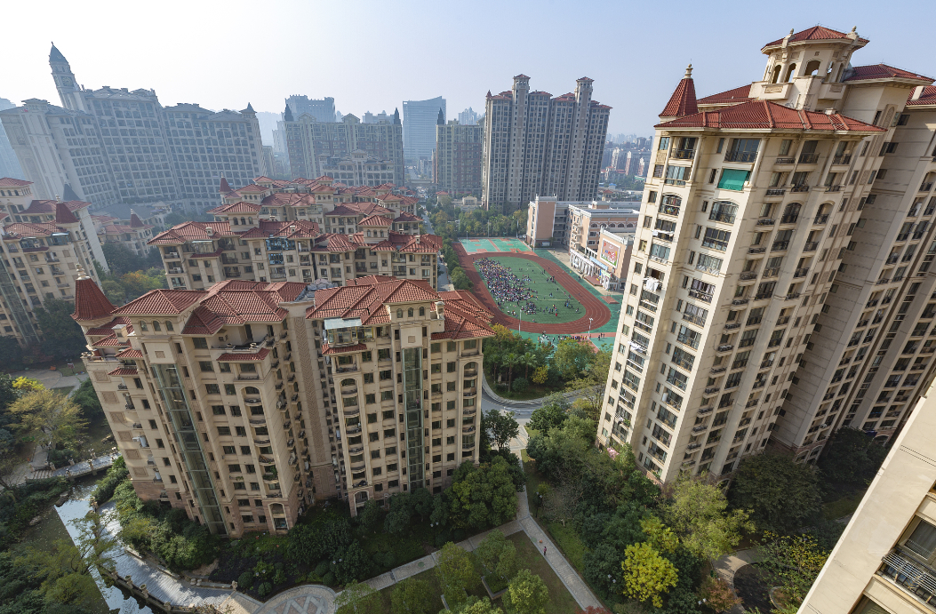 学区房之所以备受追捧,价格居高不下,背后既有教育的原因,也有房地产