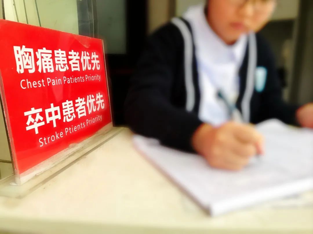 脑卒中的急救虽然脑卒中的发病很突然,但如果仔细观察,其实也可以发现