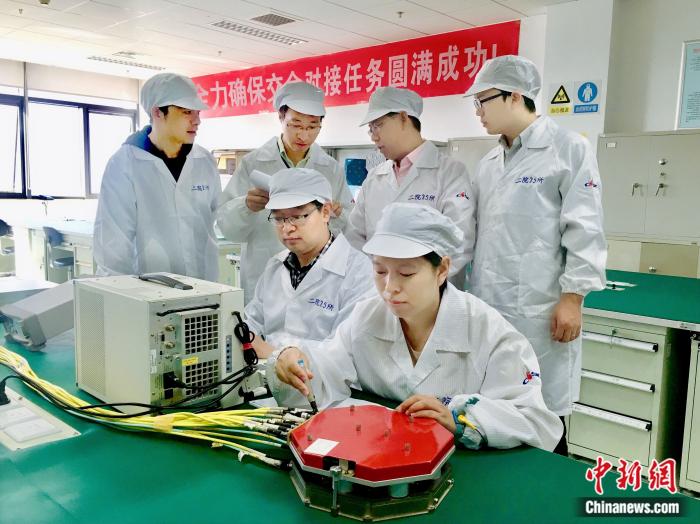 嫦娥五号轨道交会对接微波雷达团队在产品出厂前进行状态检测.