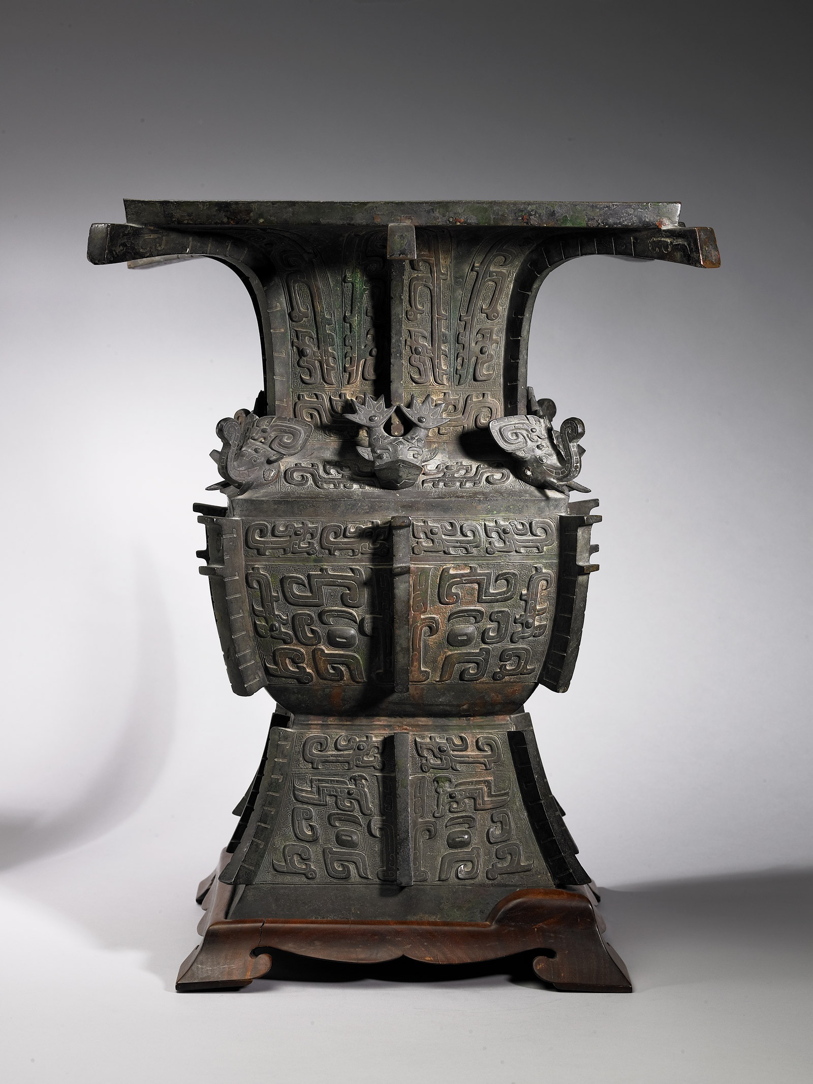 商代晚期亚丑者姤方尊 著录于《西清古鉴》卷8页35〈周诸姬尊〉