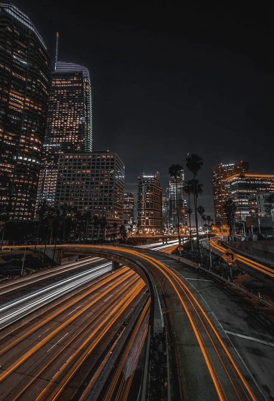 这样我们就完成黑金夜景的调色了.