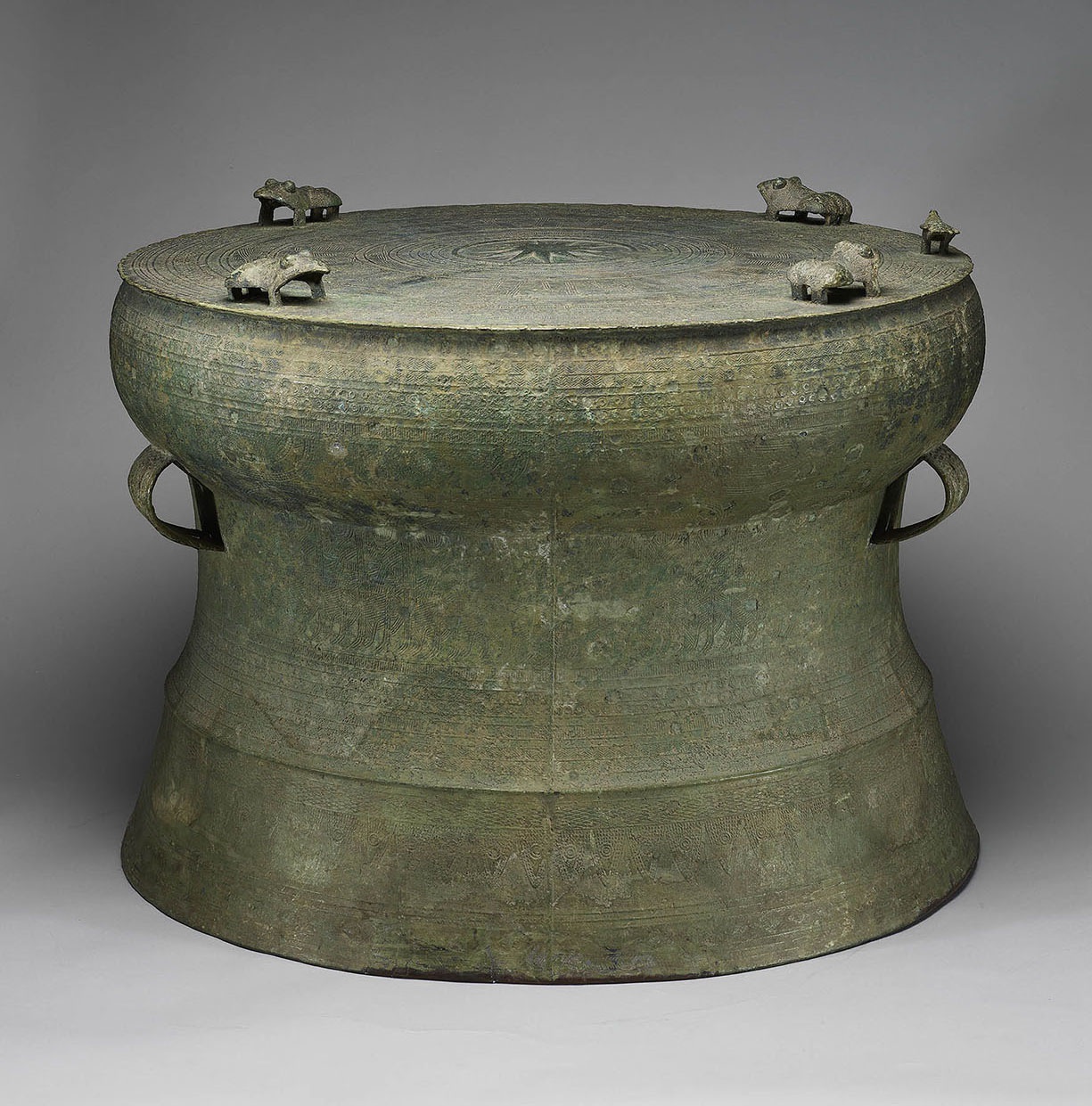 东汉末至六朝立蛙纹鼓 著录于《西清续鉴‧乙编》卷18页1《汉铜鼓一》