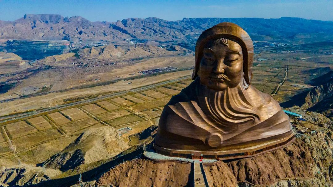 甘德尔山上的成吉思汗大雕像/图虫创意