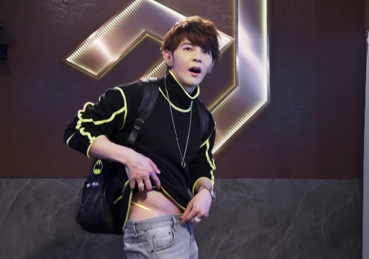 颜值身材至今依旧能打,随手一撩就是清晰人鱼线.