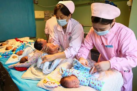  民政部部长近日发文称，中国总和生育率已跌破警戒线。图源：视觉中国