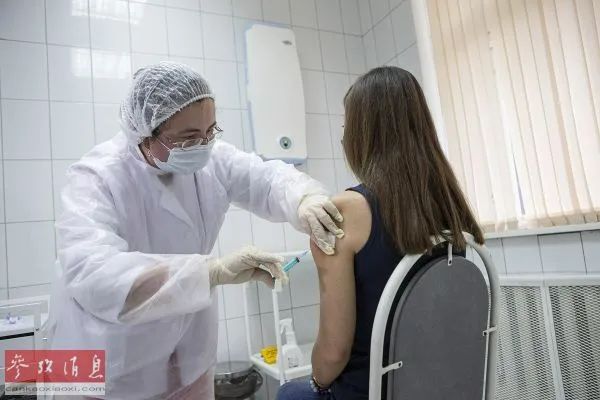 ▲资料图片：9月15日，在俄罗斯首都莫斯科，医护人员为一名志愿者接种疫苗。