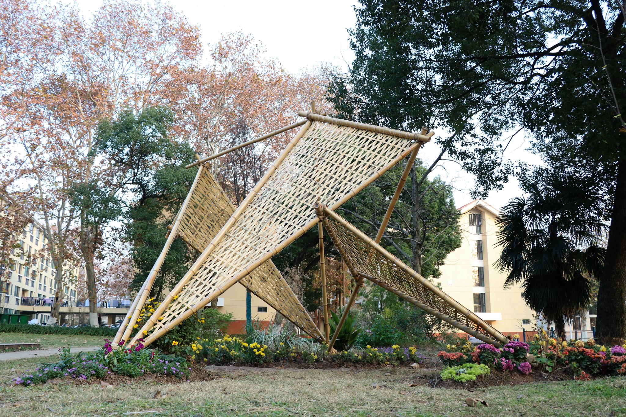 用竹子搭建现代艺术品,华中农业大学布置创意作业