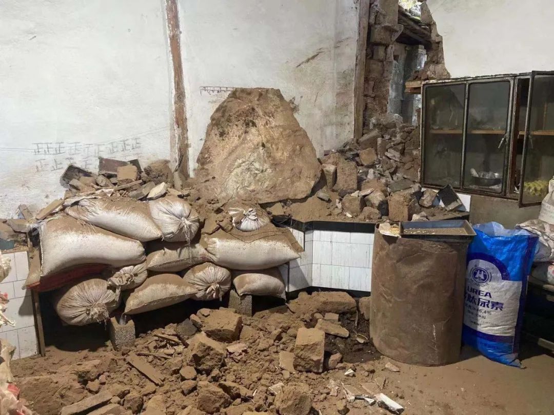 轰咚今晨巨石滚落砸房丽江一家睡梦中惊醒逃生