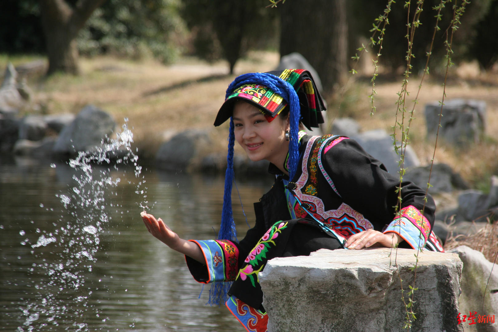 15年间从网红到演员,看到丁真就像看到自己走过的路|尔玛依娜_新浪