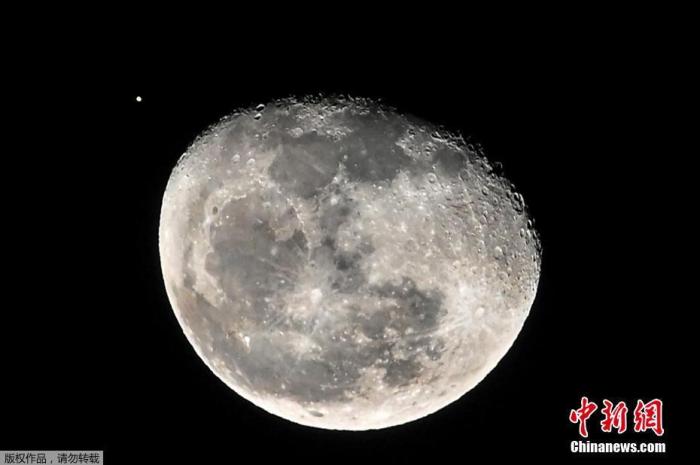 资料图：当地时间9月5日，哥伦比亚卡利市，月球和火星同框。