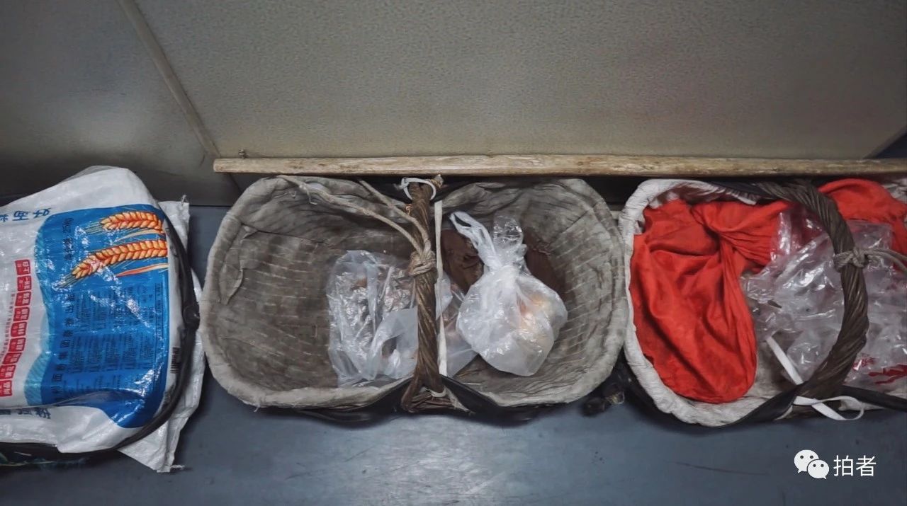 △11月10日傍晚，6434次列车上，“大筐队”带到市区的瓜果销售一空，箩筐里只剩些塑料袋。