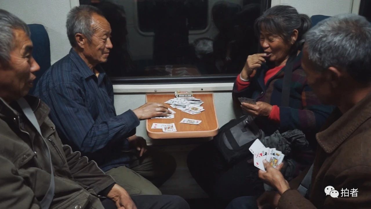 △11月10日傍晚，乘坐6434次列车回家的果农们在火车上打牌。