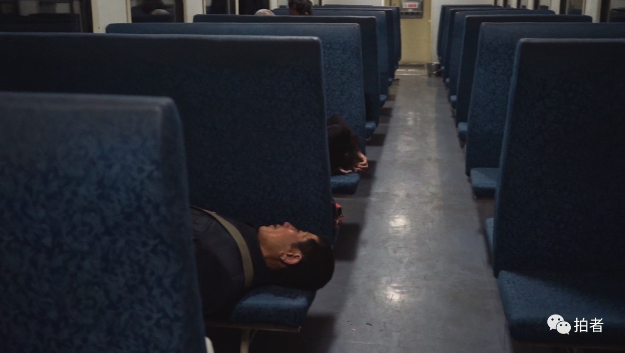 △11月10日傍晚，劳累了一天的果农们在列车上打起了盹。