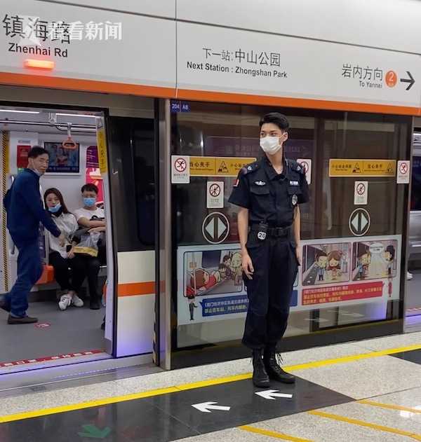 视频厦门地铁安保小哥哥来上海啦网友难道跳槽了