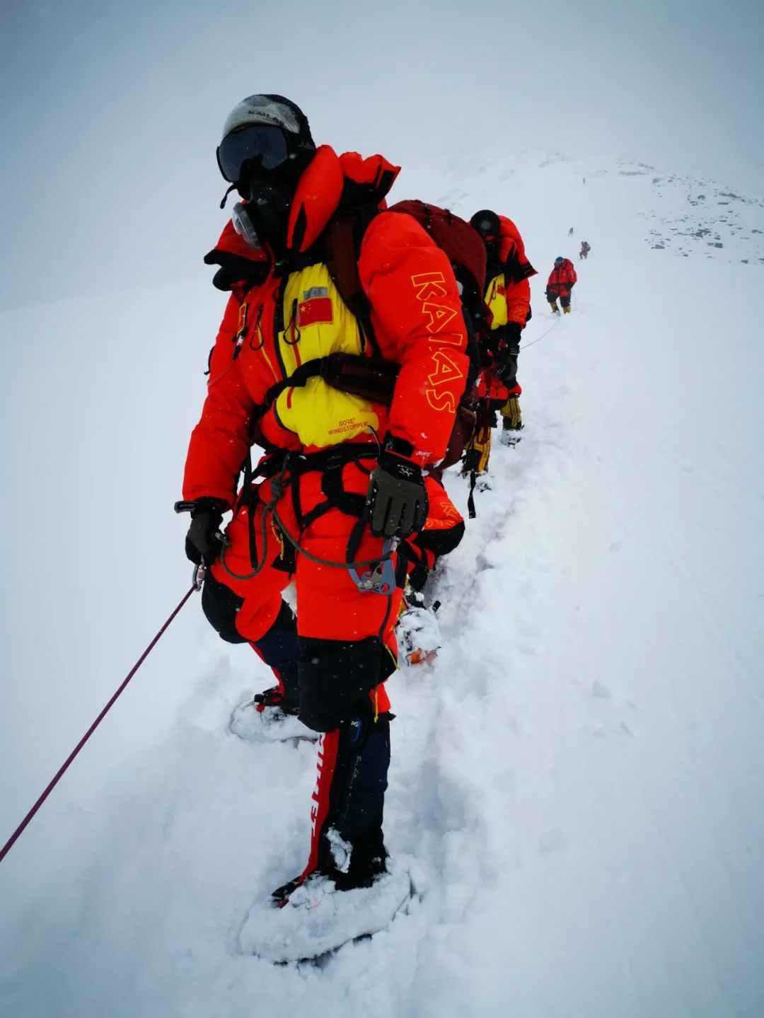 测量登山队员王伟在攀登海拔7028米北坳大冰壁.国测一大队供图