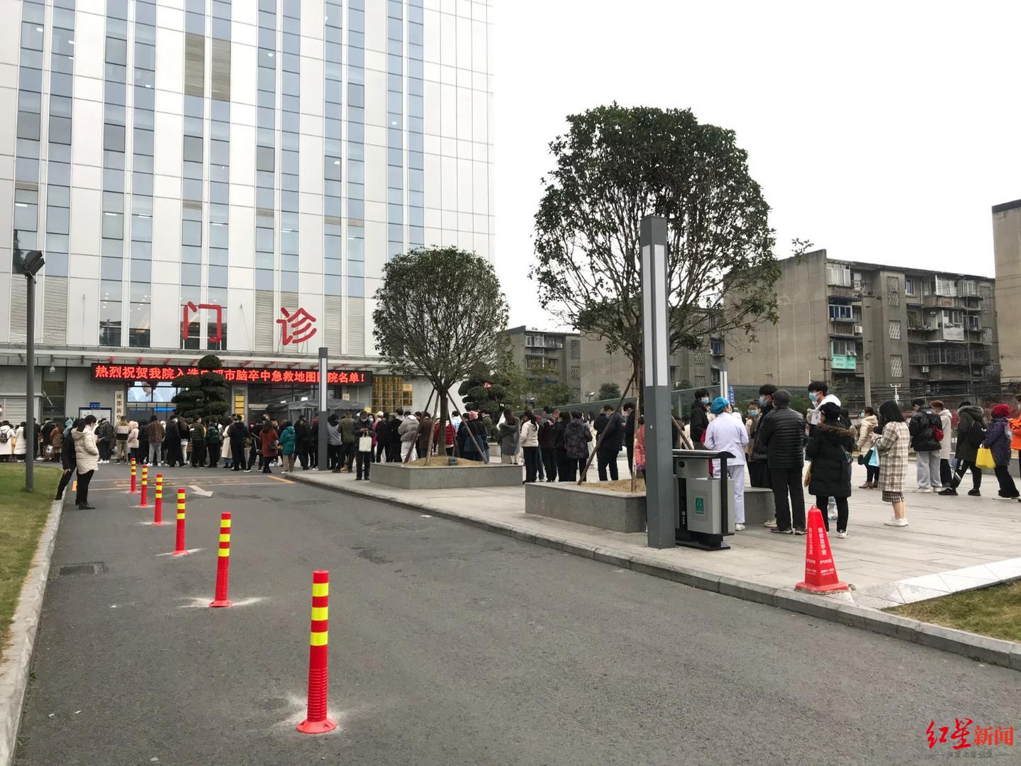 成华区新华医院核酸检测点门口排着长队检测会持续到晚上10点