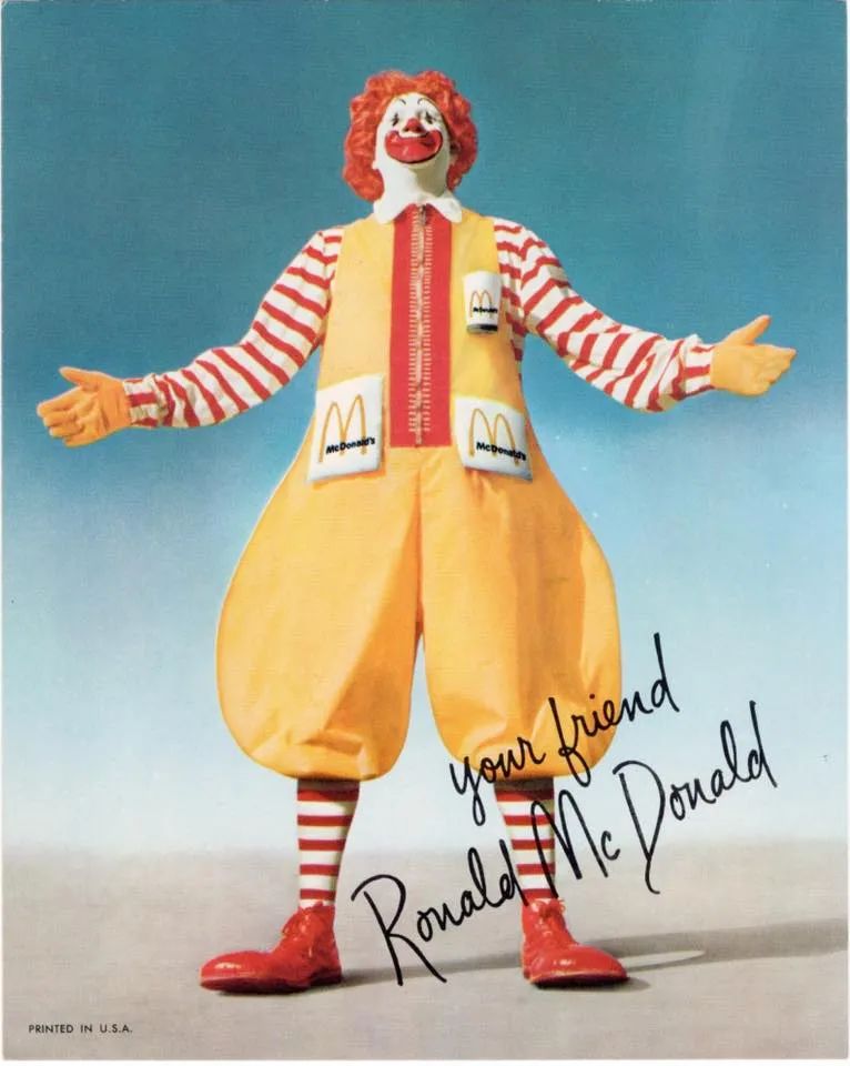 红色爆炸头,超级大短靴,黄色连身衣,浮夸小丑妆,麦当劳叔叔,一红就是