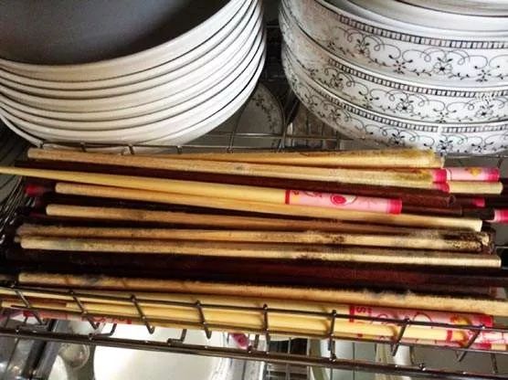 筷子用久了,洗后没干很容易滋生黄曲霉素,大家在使用筷子时可以