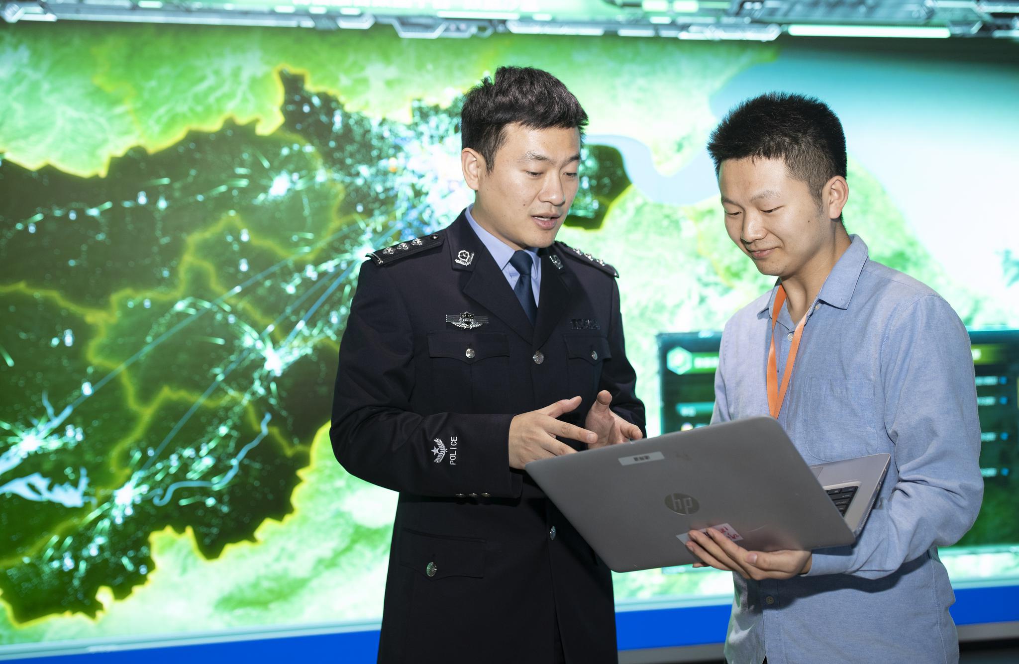 "最美公务员"钟毅: 见证健康码诞生的科技警察