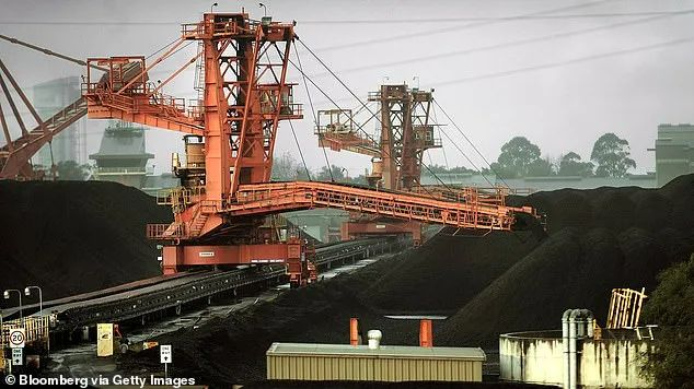 ▲7月份，澳大利亚新南威尔士州纽卡斯尔港口堆积的待装船的煤炭。（英国每日邮报）