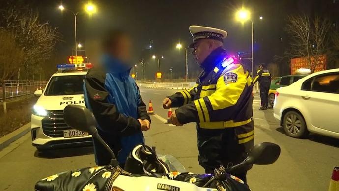 鸿胜说交通 || 男子酒后驾驶摩托车,遇民警竟请求"高抬贵手"!