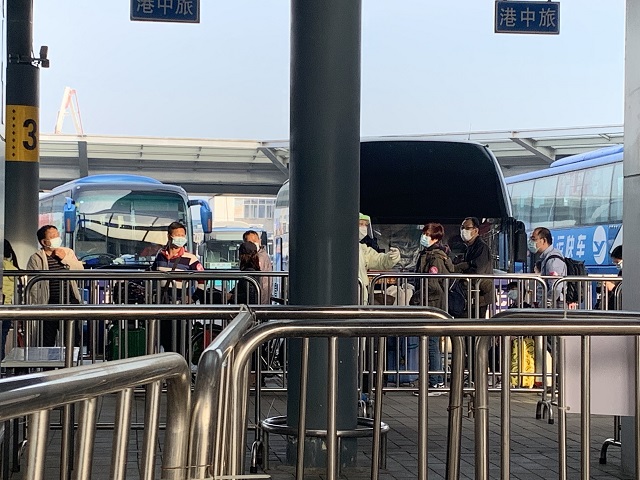 深圳湾口岸从香港入境者排队上大巴。 黄琼/摄