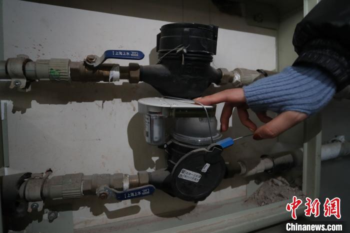 为独居老人安装智能水表仪,上海养老工作"双商"齐全