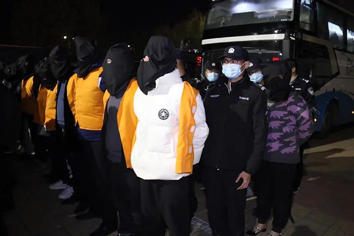 德州公安破获"11·25"网络诈骗案,31名嫌疑人押解德州