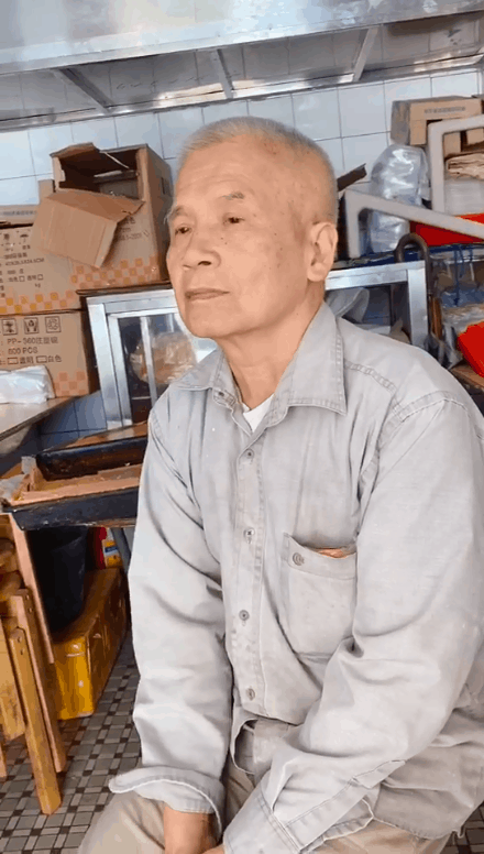 △张树贤坐在狭小的店面里给我们介绍朝阳大包的历史