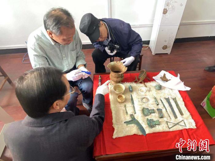 贺州破获盗掘古墓大案 追回19件国家级文物