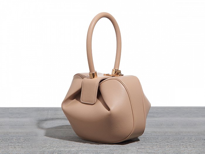 “馄饨包”Nina Bag 图片来源：Gabriela Hearst