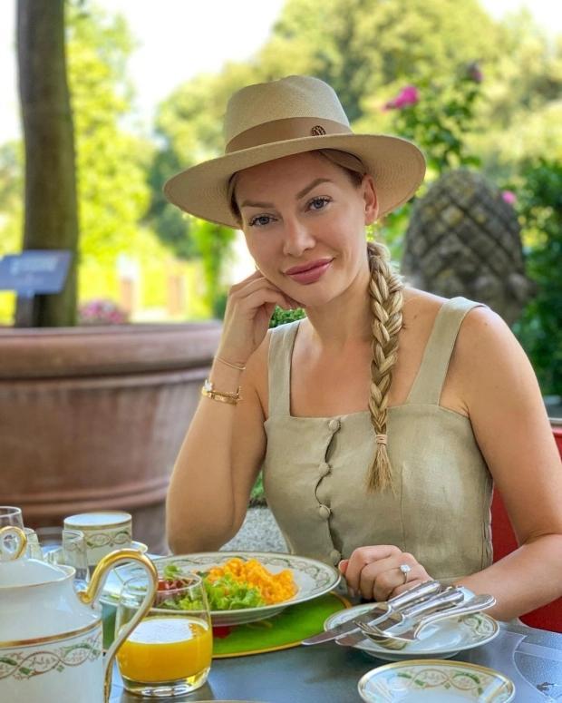 英国名媛做红娘分享钓到金龟婿经验,优雅女人不可以谈论性和足球