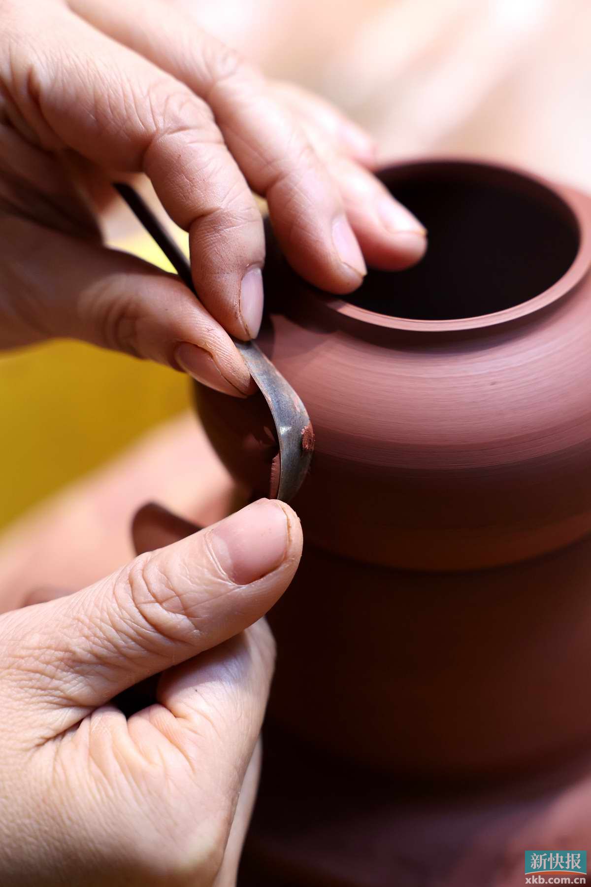 凤新街道西塘村农村创业青年手拉壶培训基地,村里的手拉壶艺人正在