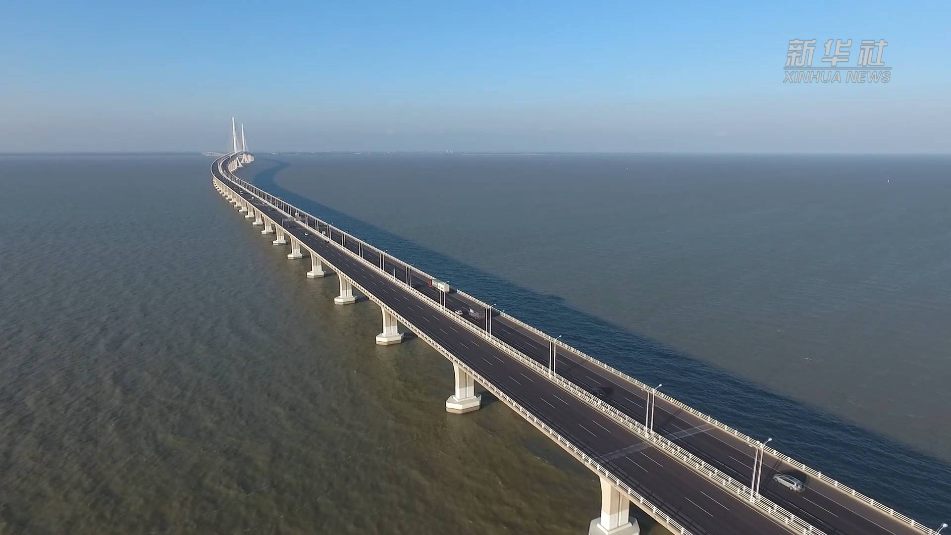 上海长江大桥:横跨两岛的公轨合建斜拉桥