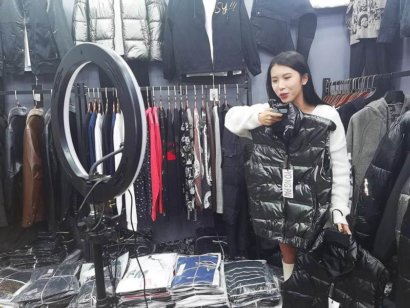 30名主播走进东莞虎门大莹服装电商城为商户直播带货