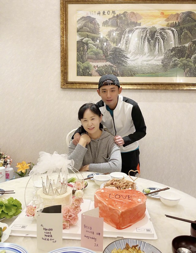 张继科可是丝毫没有受到被金晨拒绝的影响,从这张全家福来看,三