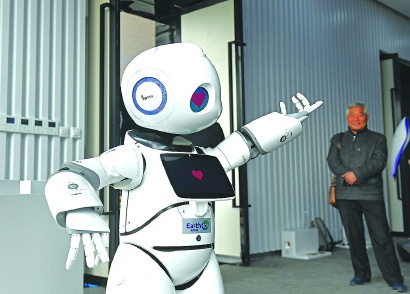 图为机器人优友在表演跳舞 本报记者 陶磊 摄影报道