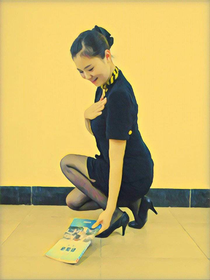 蹲姿标准:拾地上物品时要一脚在前,一脚在后,两腿向下蹲,两脚着地