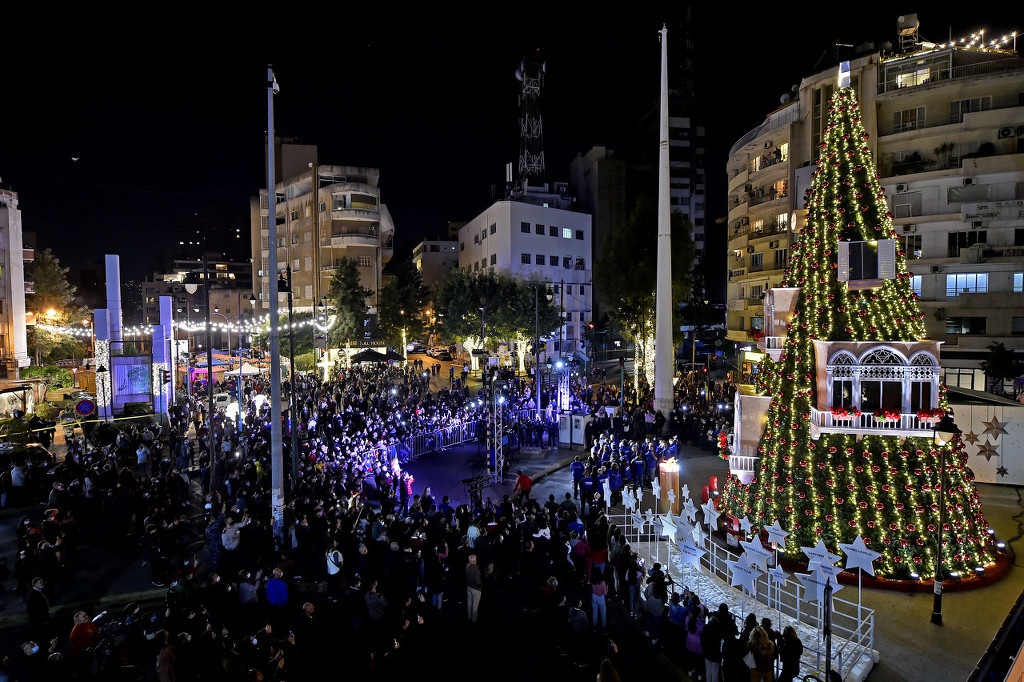 黎巴嫩贝鲁特爆炸后迎圣诞亮灯 璀璨夺目美轮美奂