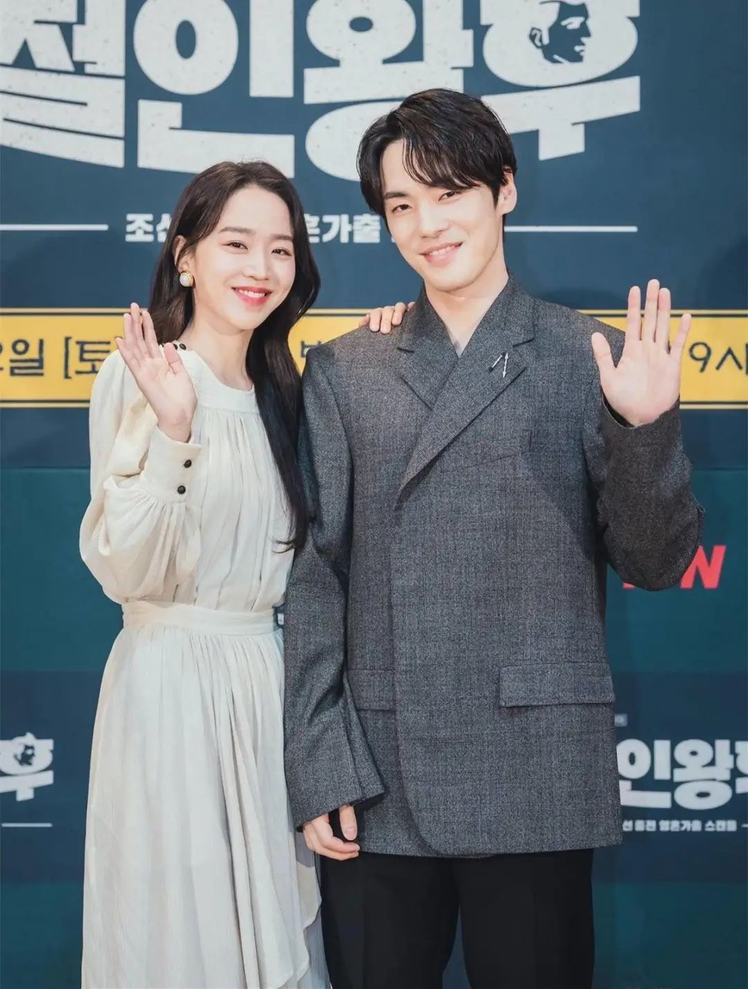 申惠善终于不穿西装一袭白裙温柔优雅同框小1岁金正贤配一脸