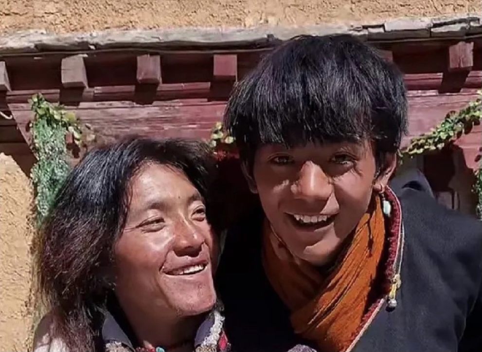 丁真和舅舅. 图/ 微博