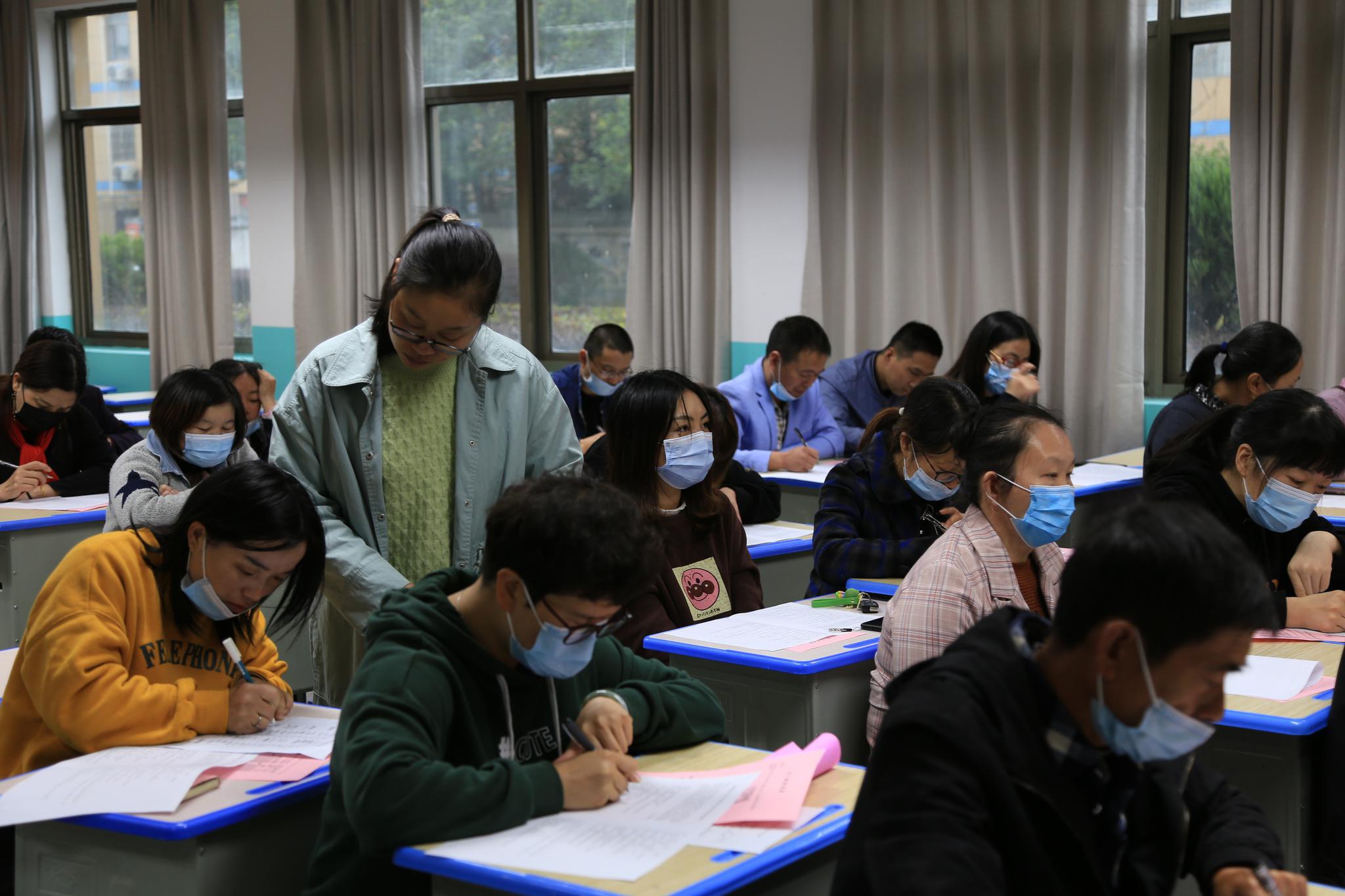 家校携行 呵护成长 | 沥海街道中学召开家长会暨行风监督员会议