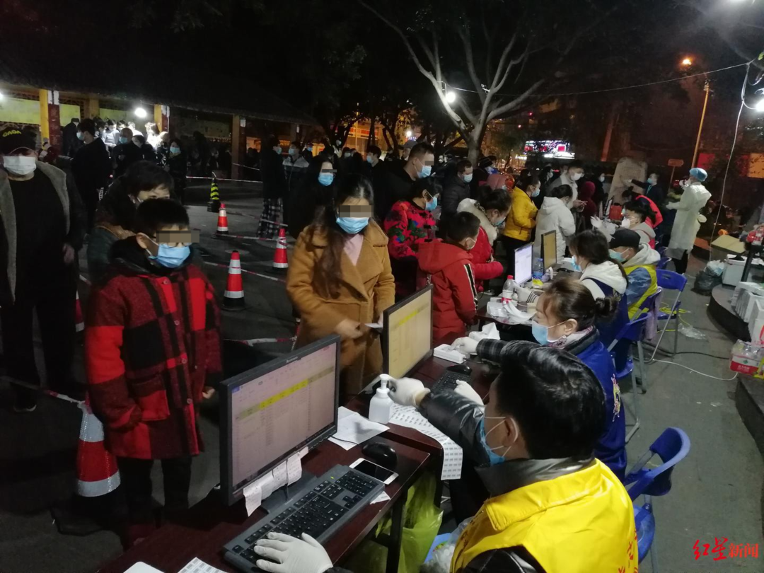 现场直击成都核酸检测点通宵采样市民有序排队分批进场
