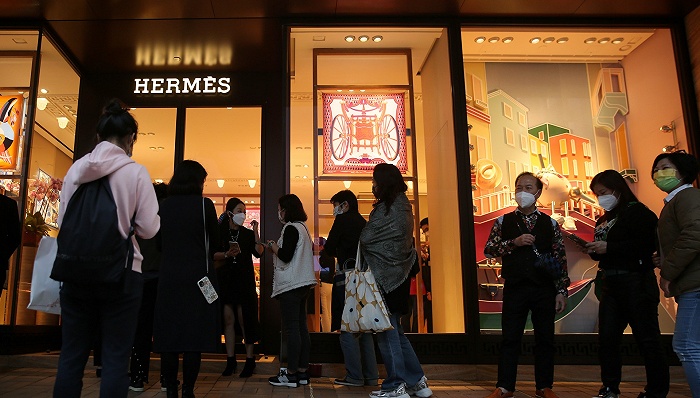 爱马仕不担心客流，新一波疫情间重开的香港海港城门店前再现长队