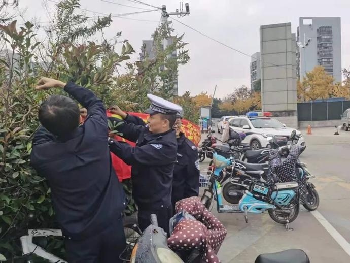 青浦交警支队会同夏阳派出所在本区外青松公路6969弄青浦建材市场