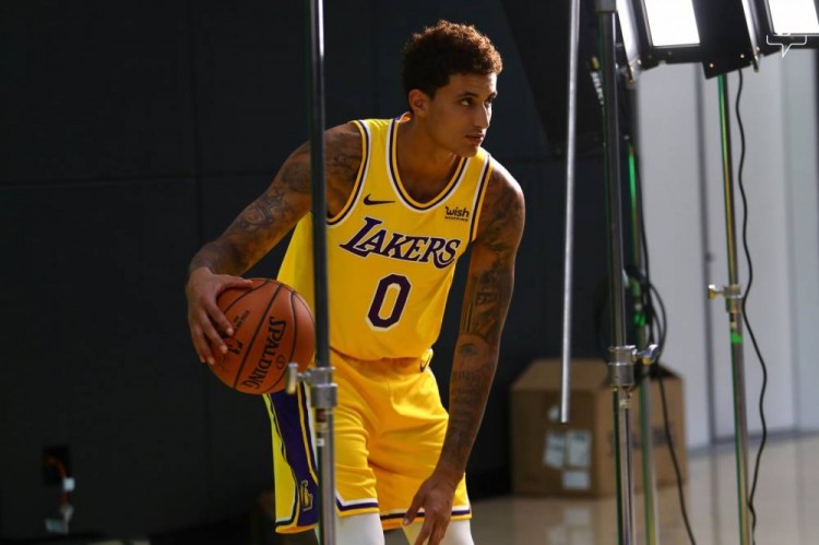 湖人官方为库兹马拍摄新赛季定妆照:为第四个赛季做准备