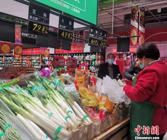 图为北京丰台区一家超市内售卖的大葱和鲜姜。中新网记者 谢艺观 摄